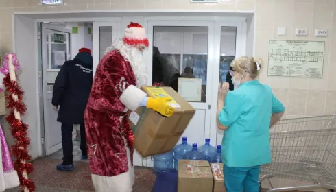 Подарки всем. Алтайские добровольцы продолжают поздравлять с Новым годом семьи медиков и ветеранов