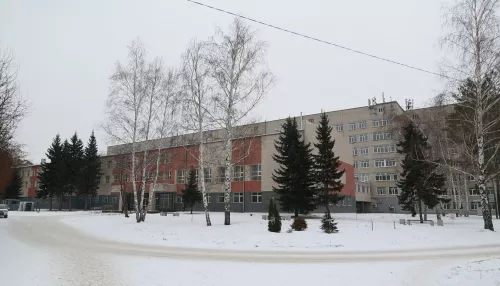 Алтай-Кокс и фонд «Милосердие» передали краевому ковидному госпиталю новую партию лекарств