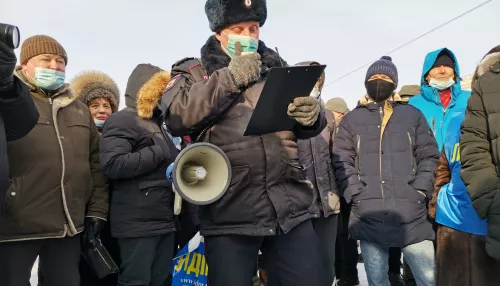 Группу молодых барнаульцев задержали за расклейку листовок о незаконных митингах