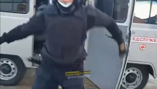 Алтайские силовики не стали объяснять использование машины медслужбы для задержаний на митингах