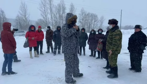 Жители алтайского села вынуждены топить снег из-за замерзшего водопровода – очевидцы