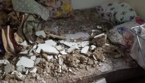 Потолок обрушился в многоквартирном доме в Барнауле