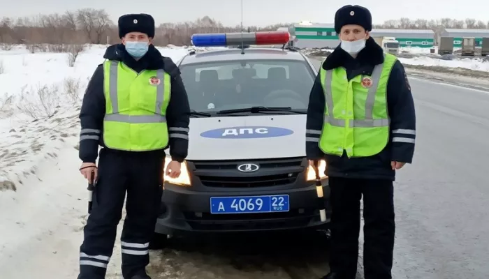 Водитель в Алтайском крае принял полицейских за ряженых и решил удрать от них