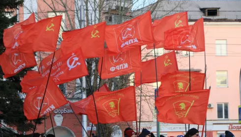 Кто на свете всех краснее. КПРФ требует снять с выборов в алтайский парламент «Коммунистов России»