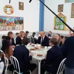 «Довольные, сытые дети». Премьеру Мишустину показали столовую в барнаульской школе и угостили обедом