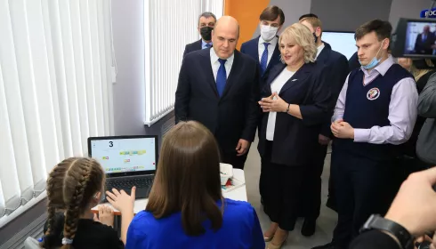 Премьер-министру Михаилу Мишустину показали барнаульскую школу. Фоторепортаж