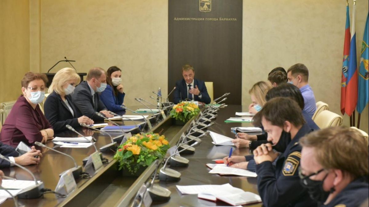 Вячеслав Франк провел заседание межведомственной рабочей группы по вопросам завершения строительства жилого комплекса Парковый. 