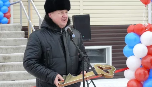Главное в Сибири за неделю: алтайский министр прятал взятки в туалете, тувинских детей отправили в недостроенные ясли, СМИ «допросили» главу Хакасии