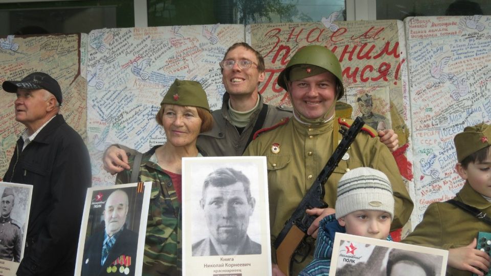 Данил Дегтярев с коллегами-педагогами на праздновании Дня Победы