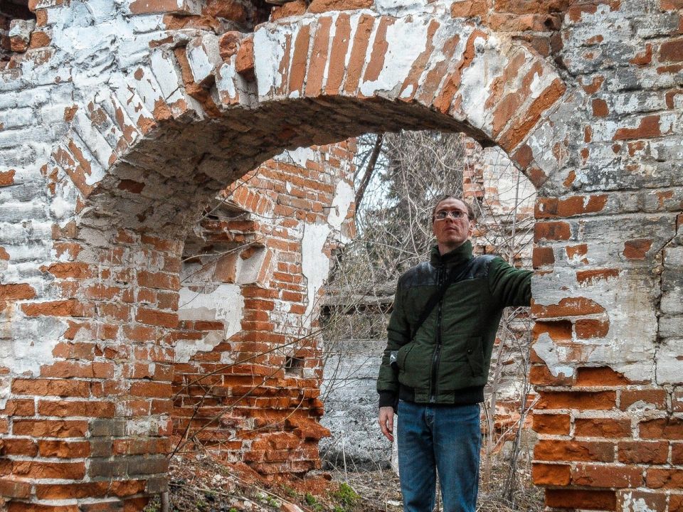 Данил Дегтярев на развалинах Павловского сереброплавильного завода 
