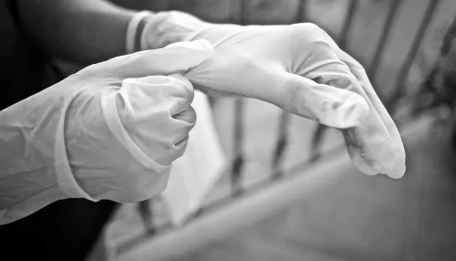 Поставщик перчаток в алтайские больницы трижды попал в список недобросовестных