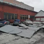 От такой погоды сносит крышу. В Барнауле из-за сильного ветра здание лишилось части кровли