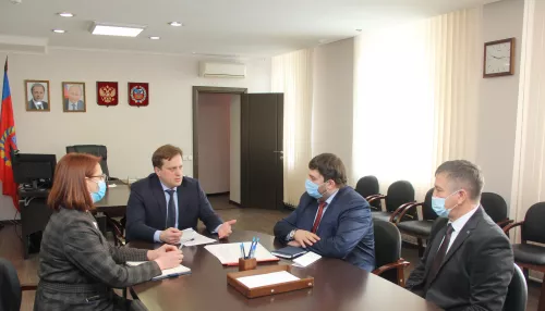 Ремонт больниц, нехватка кадров и проблемы медицины Рубцовска обсудила ЛДПР с главой алтайского минздрава