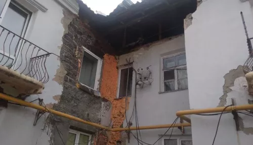 Жителей аварийного дома в Барнауле эвакуировали из-за угрозы обрушения стены