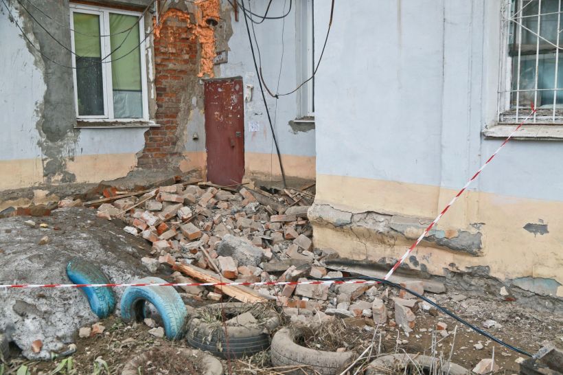 Аварийный дом в Барнауле Фото:Олег Укладов