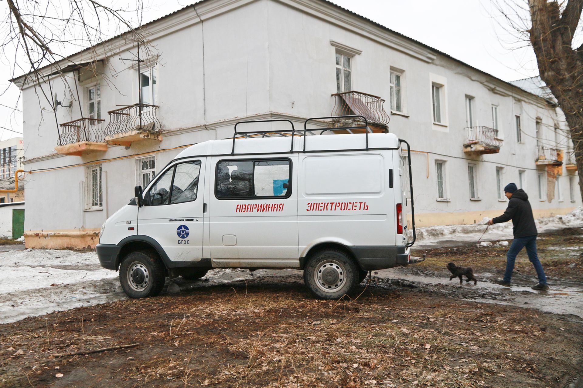 Как в фильме ужасов": горожанка показала, как выглядит аварийный жилой дом, пост