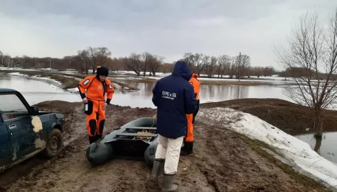 В алтайском селе вода с полей размыла дорогу и отрезала пять жилых домов. Людей эвакуировали