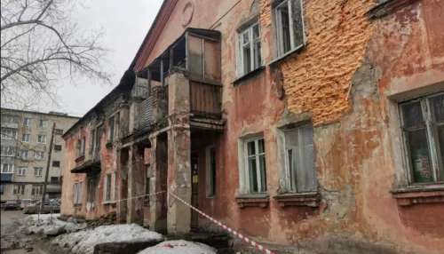 Жителей еще одного аварийного дома в Барнауле эвакуировали из-за частичного обрушения стены