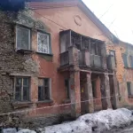 Второе ЧП подряд. Как выглядит аварийный дом в Барнауле, где пришлось расселять людей из-за угрозы разрушения (фото)