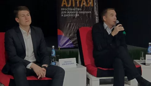 Недовольные строчат, а довольные молчат. Алтайские депутаты рассказали молодежи, что думают о Навальном