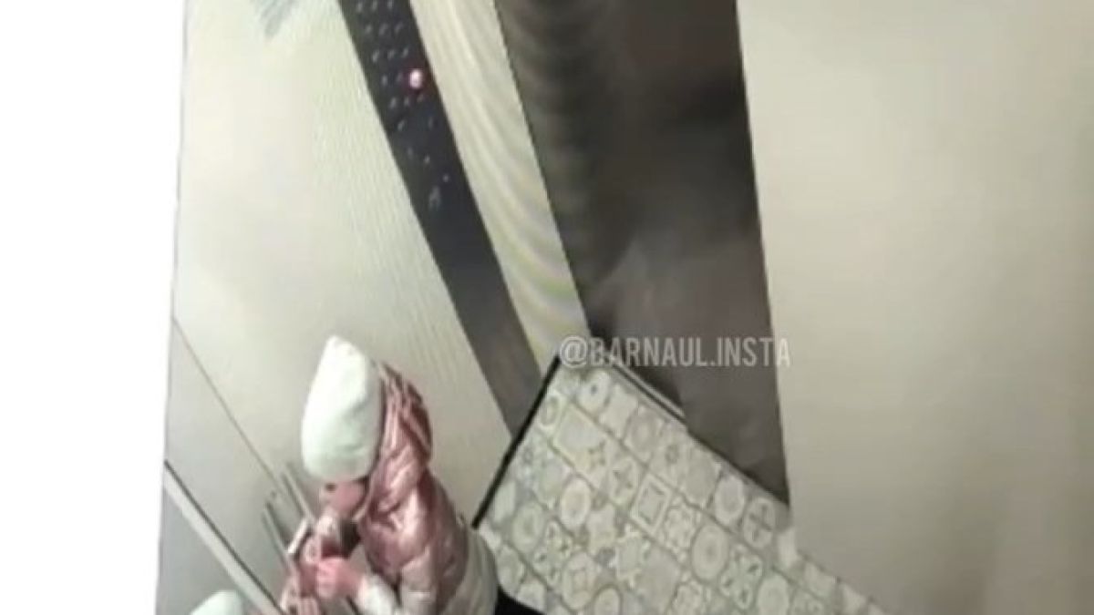 Через несколько секунд одно из зеркал рухнет 