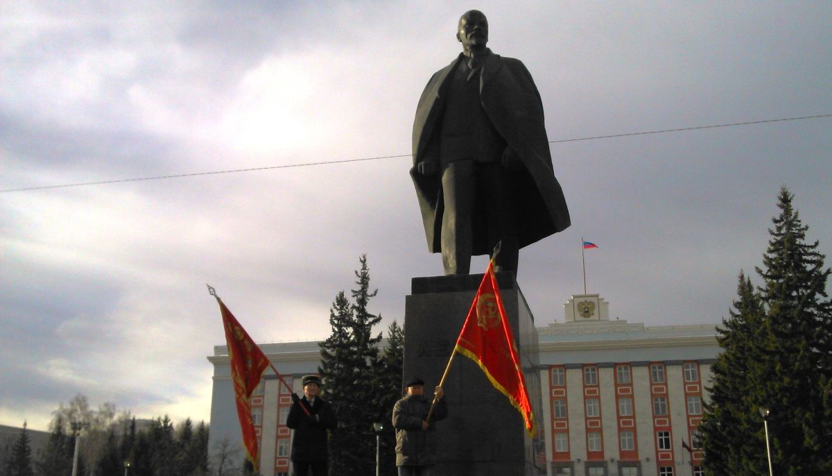 Цветы к памятнику ленина. Памятник Ленину Алтайский край. Южный Барнаул памятник Ленину. Памятник Ленину именинник. День рождения Ленина.