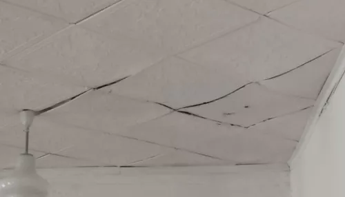 Жители барнаульского дома опасаются обрушения потолка