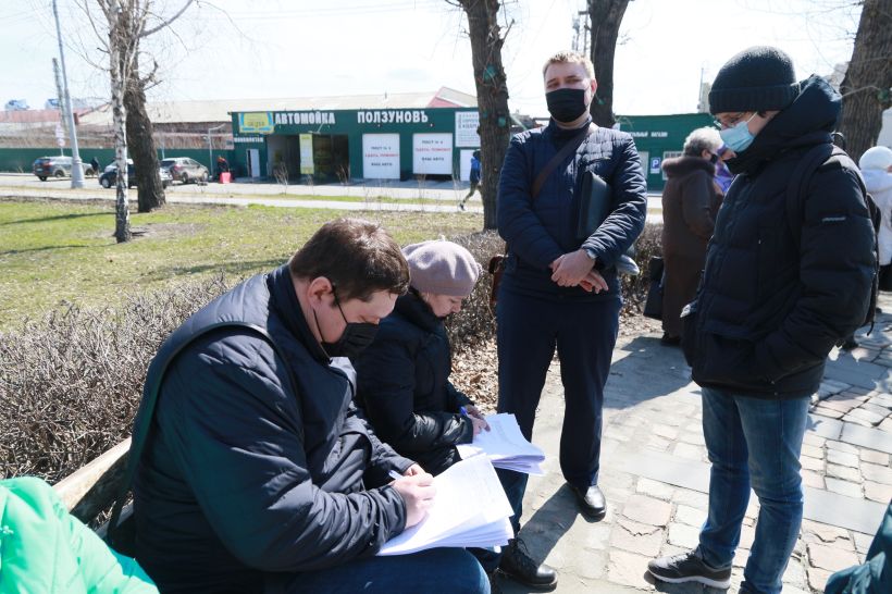 Митинг по поводу аварийного жилья в Барнауле 24.04.2021
 Фото:Олег Укладов