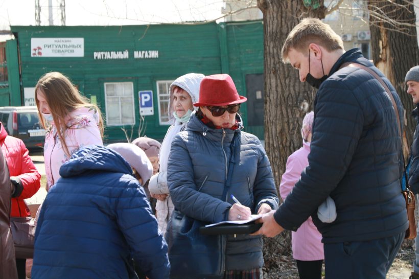 Митинг по поводу аварийного жилья в Барнауле 24.04.2021
 Фото:Олег Укладов