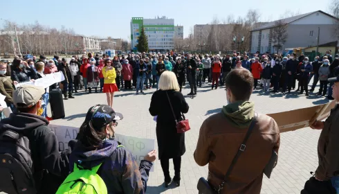 «Дойдем до губернатора». Барнаульцы вышли на митинг против точечной застройки и скандальной многоэтажки на Гущина