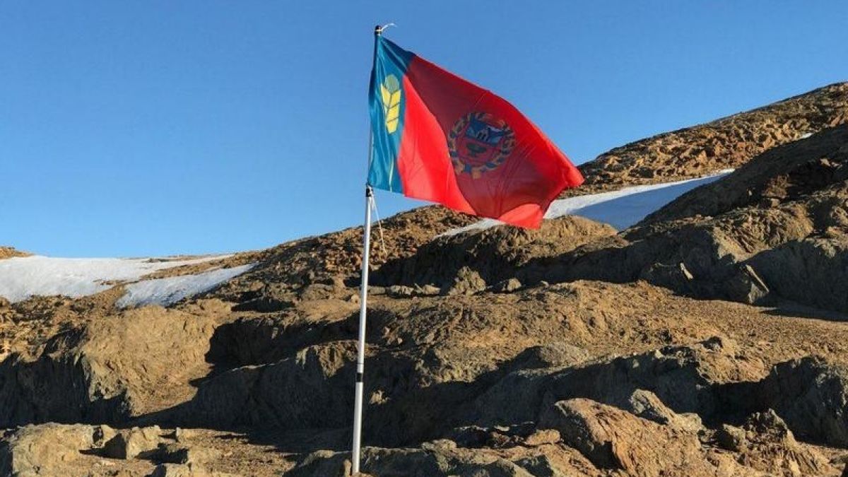 Флаг Алтайского края в Антарктиде