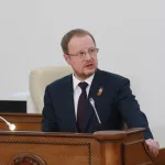 Алтайский губернатор Томенко поручил помочь барнаульской школьнице, над которой издевались три подростка