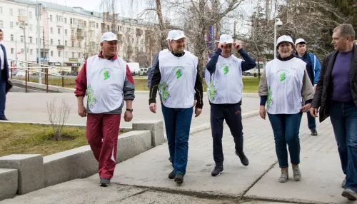 Губернатор Алтайского края, мэр Барнаула и депутаты вышли на субботник и высадили деревья