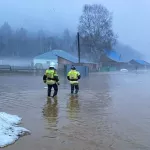 Из-за ухудшения паводковой ситуации на Алтае перекрыли дороги и эвакуировали жителей (фото и видео)
