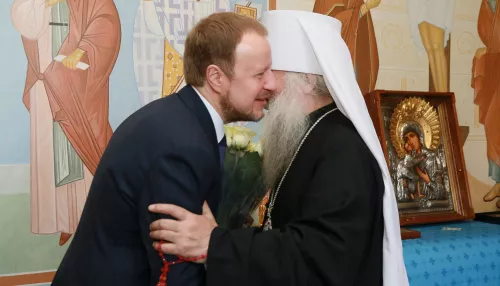 Алтайский губернатор Виктор Томенко и митрополит Сергий обменялись пасхальными подарками (фото)
