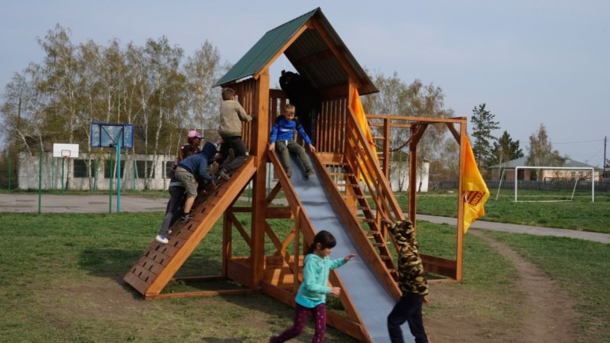 Детская площадка в селе Устьянка