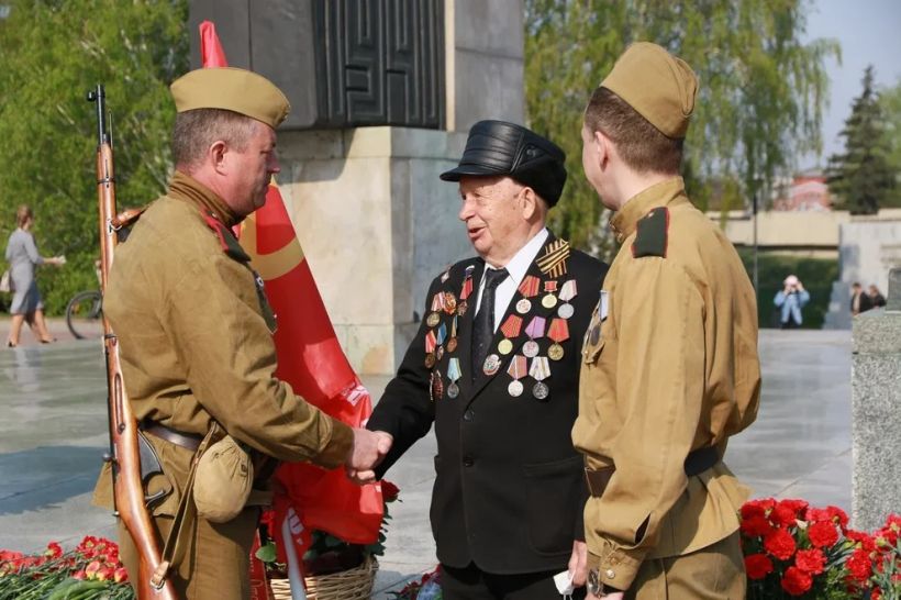 Возложение цветов к монументу ВОВ Фото:Олег Укладов