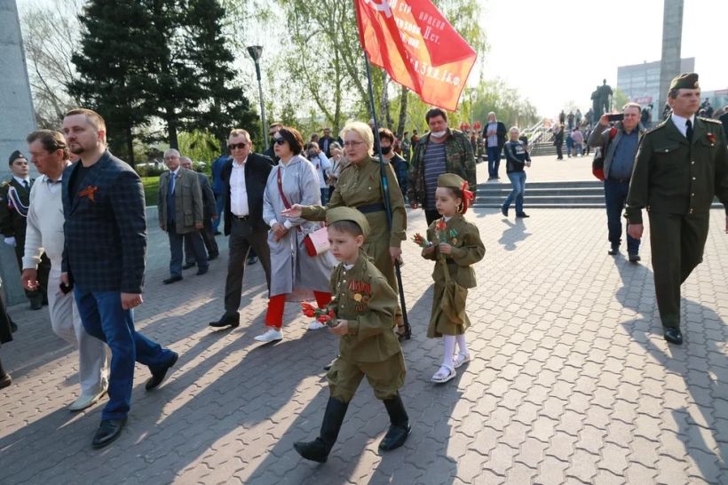 Возложение цветов к монументу ВОВ Фото:Олег Укладов