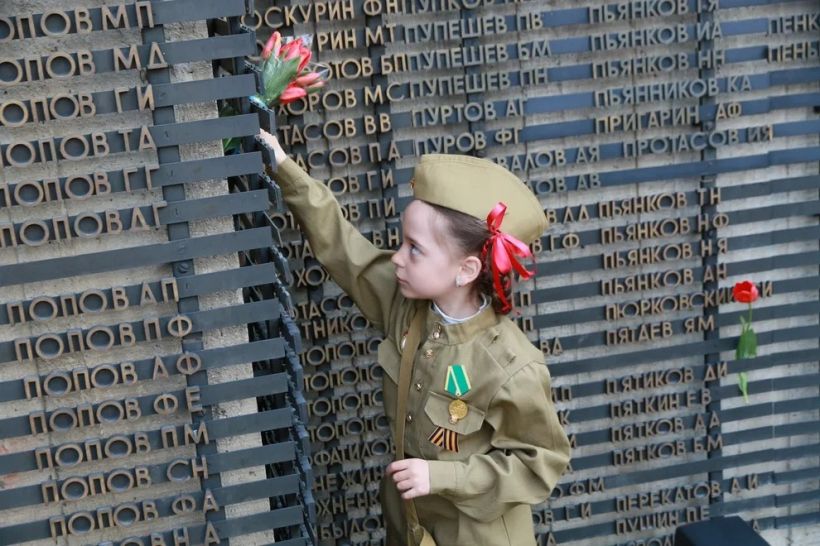 Возложение цветов к монументу ВОВ Фото:Олег Укладов