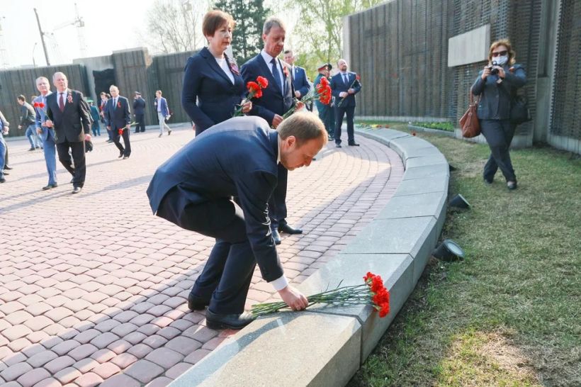 Возложение цветов к монументу ВОВ Фото:Олег Укладов
