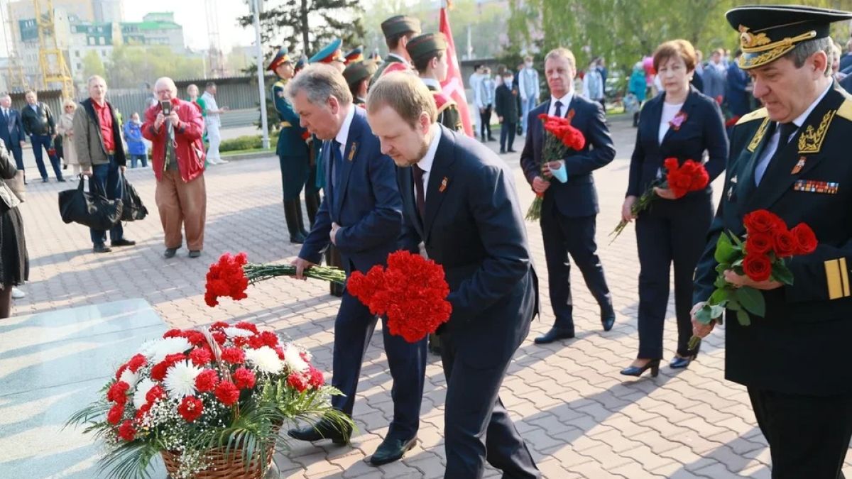 Возложение цветов к монументу ВОВ