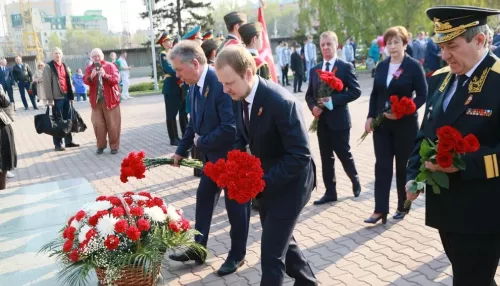 Алтайские чиновники и депутаты почтили память погибших в ВОВ