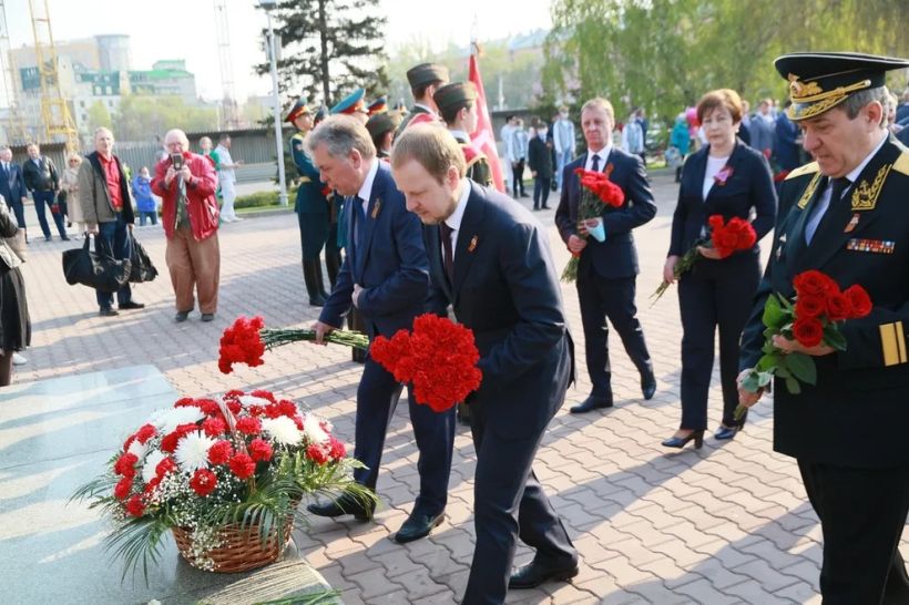Возложение цветов к монументу ВОВ Фото:Олег Укладов