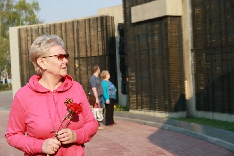 Возложение цветов к монументу ВОВ Фото:Олег Укладов