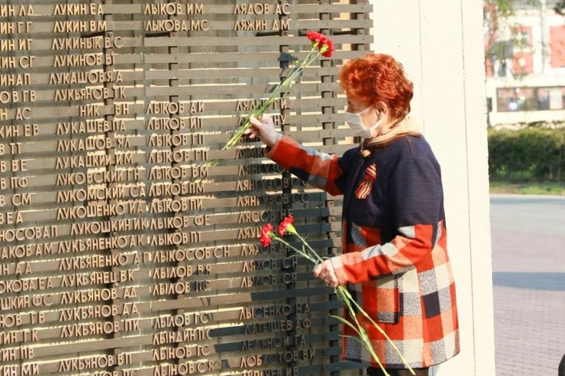 Возложение цветов к монументу ВОВ Фото:Олег Укладов