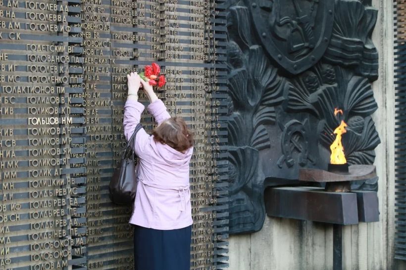 Возложение цветов к монументу ВОВ Фото:Олег Укладов