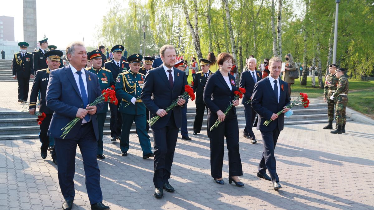 Возложение цветов к мемориалу Великой Отечественной войны