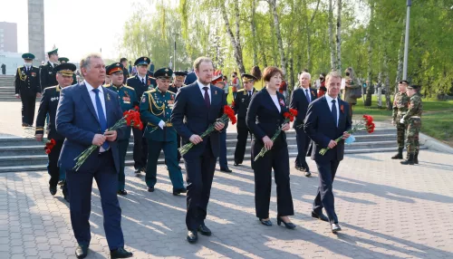 Первые лица Алтайского края возложили цветы к памятникам Великой Отечественной (фото)