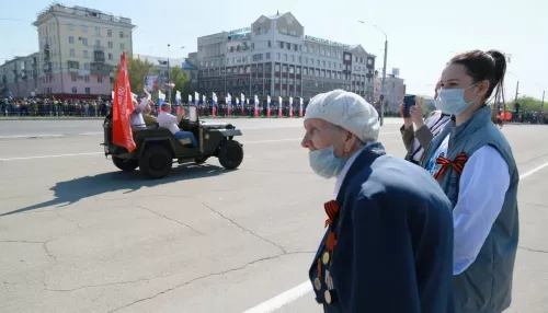Со слезами на глазах. Фоторепортаж с парада Победы в Барнауле 9 мая
