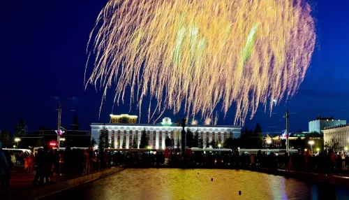 Огни над администрацией. Фоторепортаж с праздничного салюта 9 мая в центре Барнаула